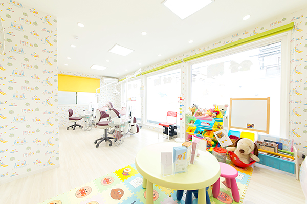 東住吉区南田辺・大森歯科メンテナンスクリニック・お子さんが楽しく治療を受けられるキッズスペース付きの診療室
